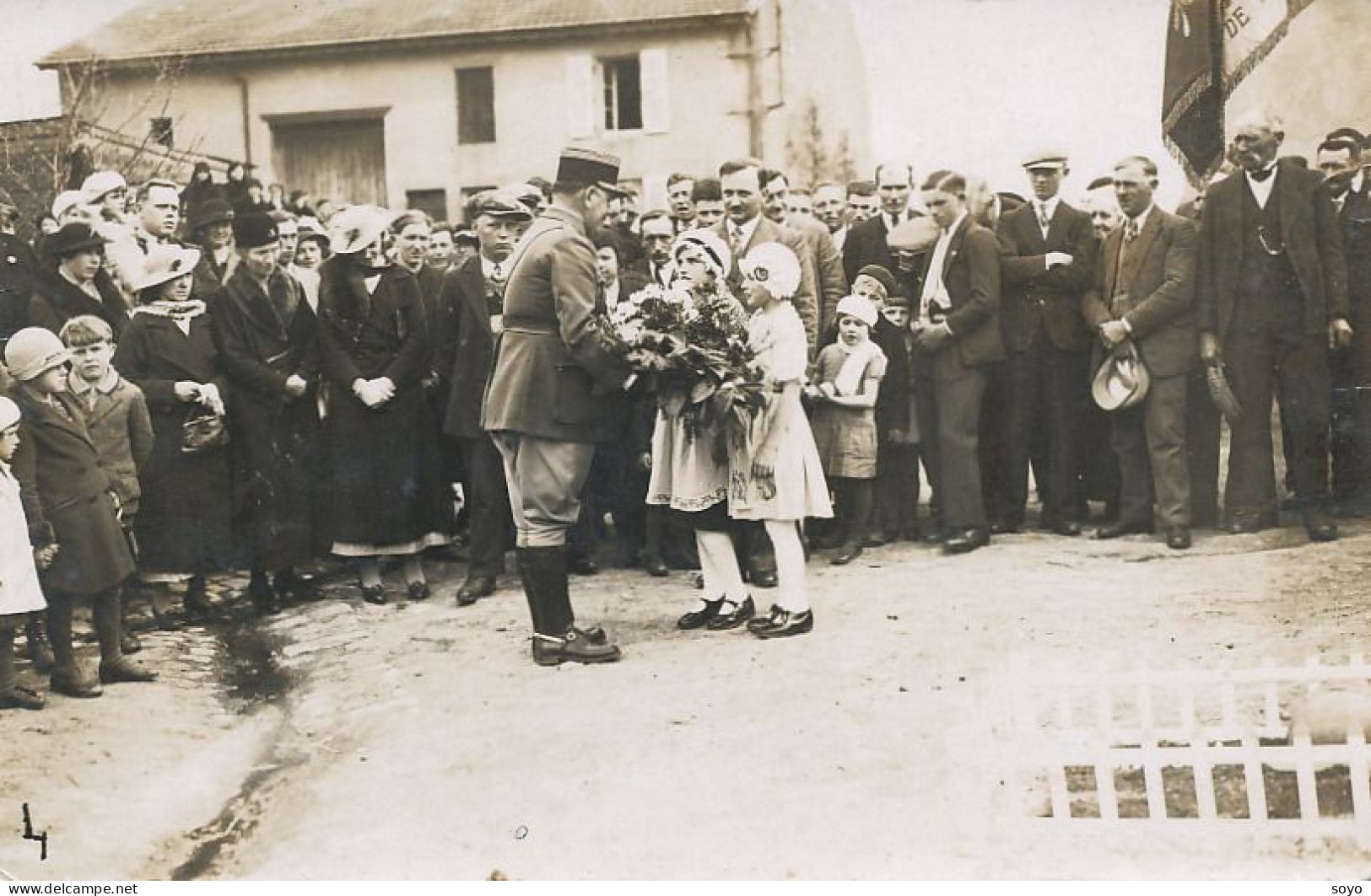 Carte Photo Remise De Gerbe Petites Filles Militaire  Guerre 1914 - Manifestazioni