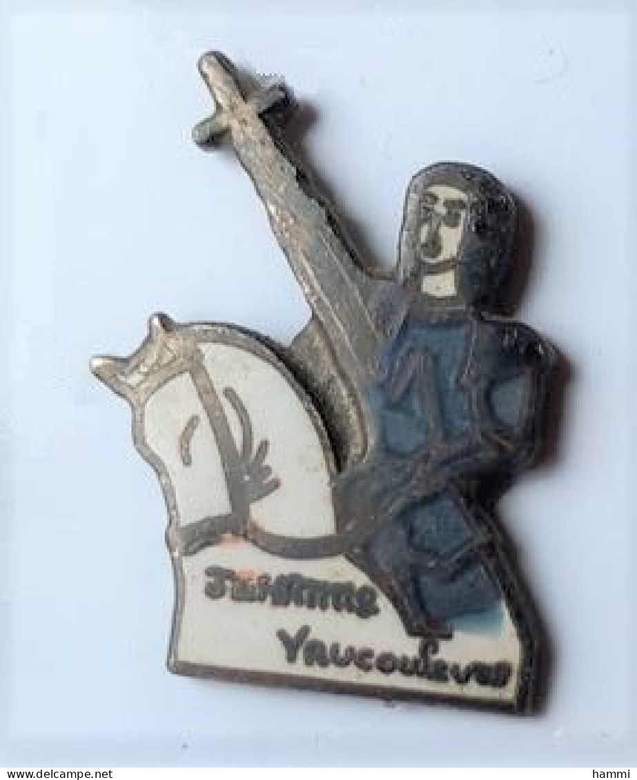 SY510 Pin's Jeanne D'Arc Sur Son Cheval Vaucouleurs Meuse Achat Immédiat - Personnes Célèbres