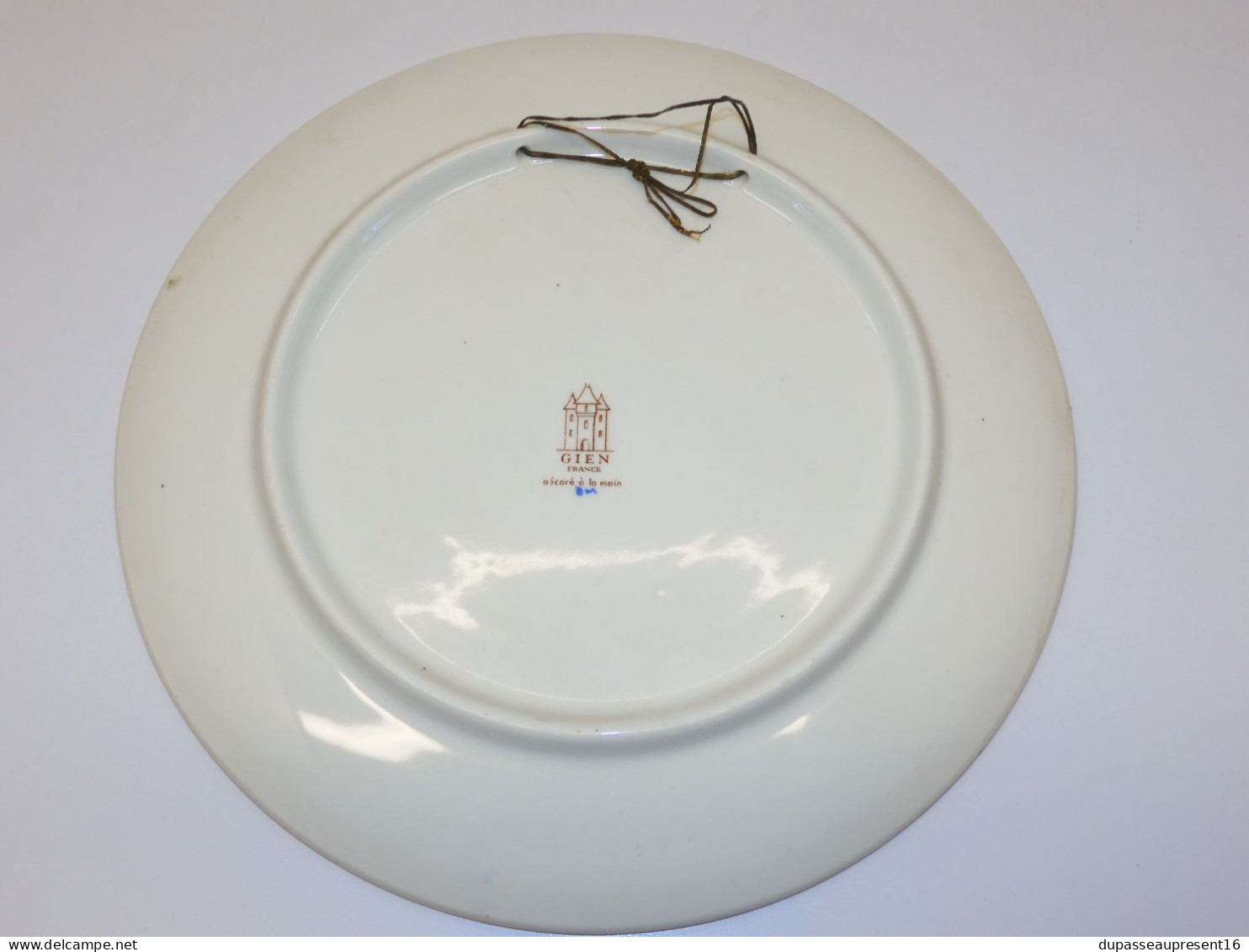 -PLAT ROND FAIENCE GIEN PIVOINE FRANCE TAMPON 1960 Décoré Main COLLECTION E - Gien (FRA)