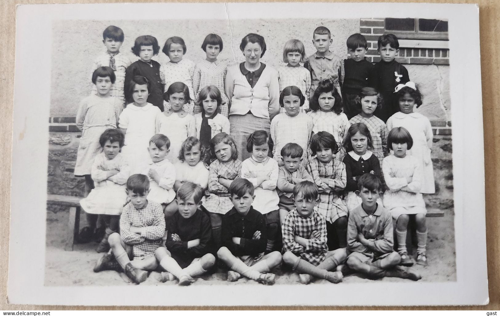 44  LES  MOUTIERS  EN  RETZ     CARTE  PHOTO     GROUPE  D  ENFANTS DE L   ECOLE  AVEC  LEUR  INSTITUTRICE - Les Moutiers-en-Retz