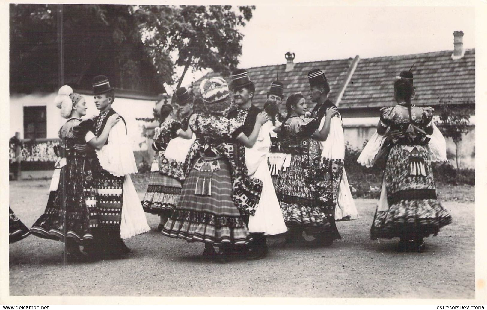 FOLKLORE - HONGRIE - Couple Danse En Tenue Folklorique - Carte Postale Ancienne - Danses