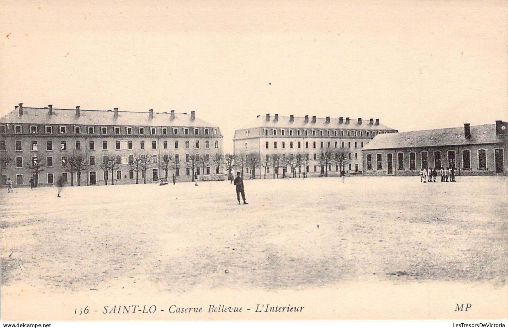 MILITARIA - SAINT LÔ - Caserne Bellevue - L'Intérieur - Carte Postale Ancienne - Soldatenfriedhöfen