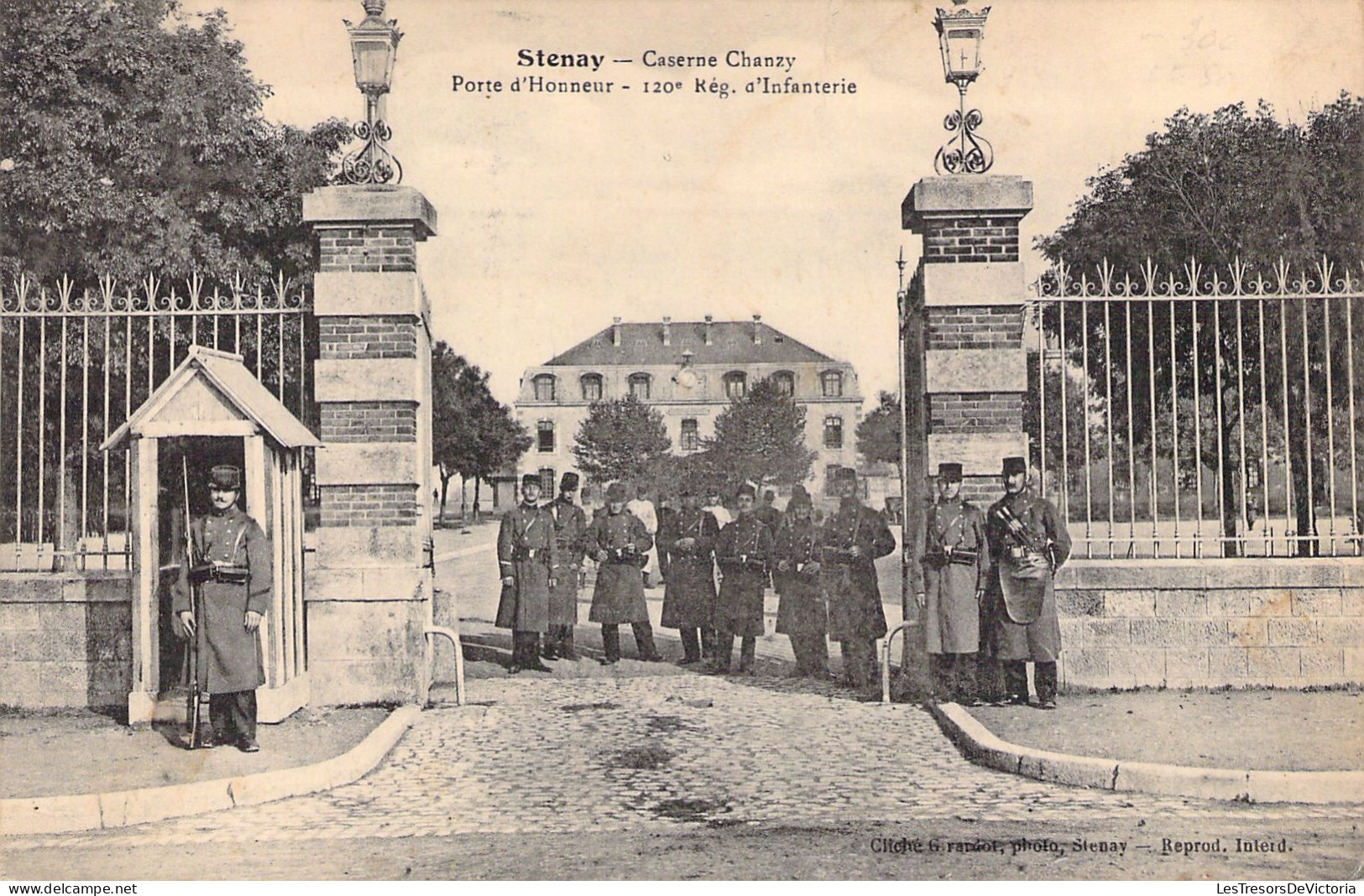 MILITARIA - STENAY - Caserne Chanzy - Porte D'honneur - 120è RI - Carte Postale Ancienne - Soldatenfriedhöfen