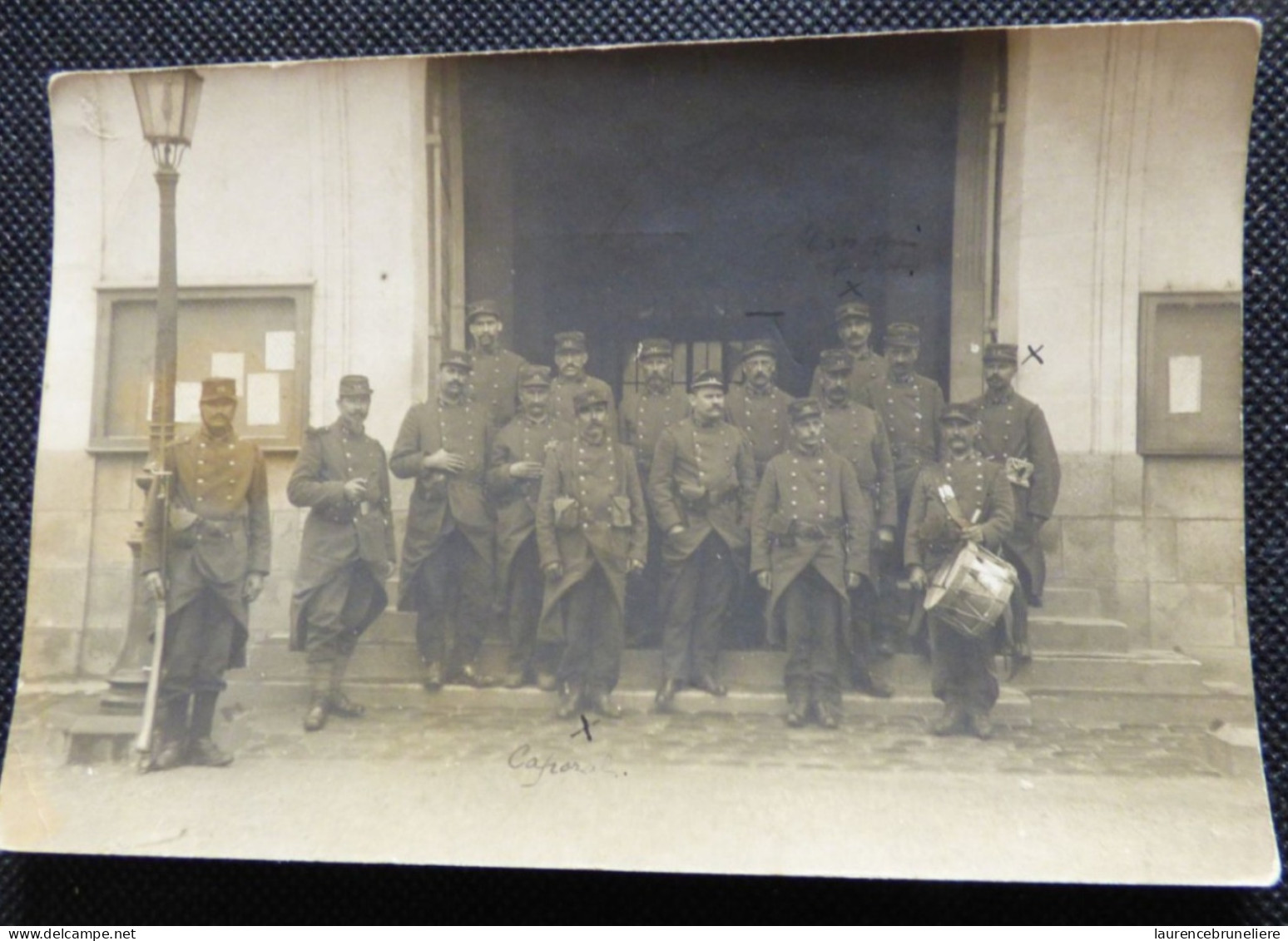 44 - ANCENIS  -CARTE-PHOTO  - MILITAIRE DEVANT LE POSTE DE GARDE -  MAIRIE D'ANCENIS - 18 JUIN 1915 - Guerre, Militaire