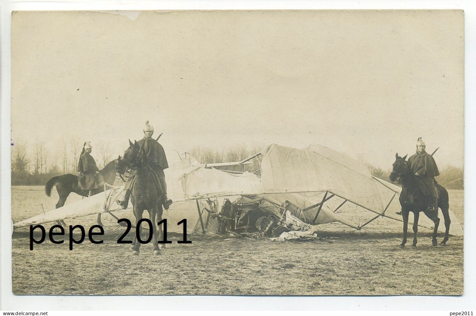 Carte Photo Originale Militaria - Guerre 14-18 - Avion Accidenté Gardé Par Des Cavaliers Militaires (Dragons) - Ongevalen