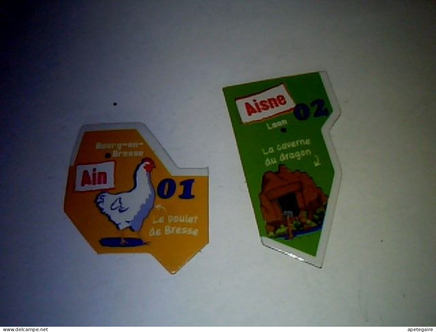 Publicitè Magnet Stickers X 2  Le Gaulois Thème Départements Français L Ain 01 Et L'Aisne 02 - Magnets