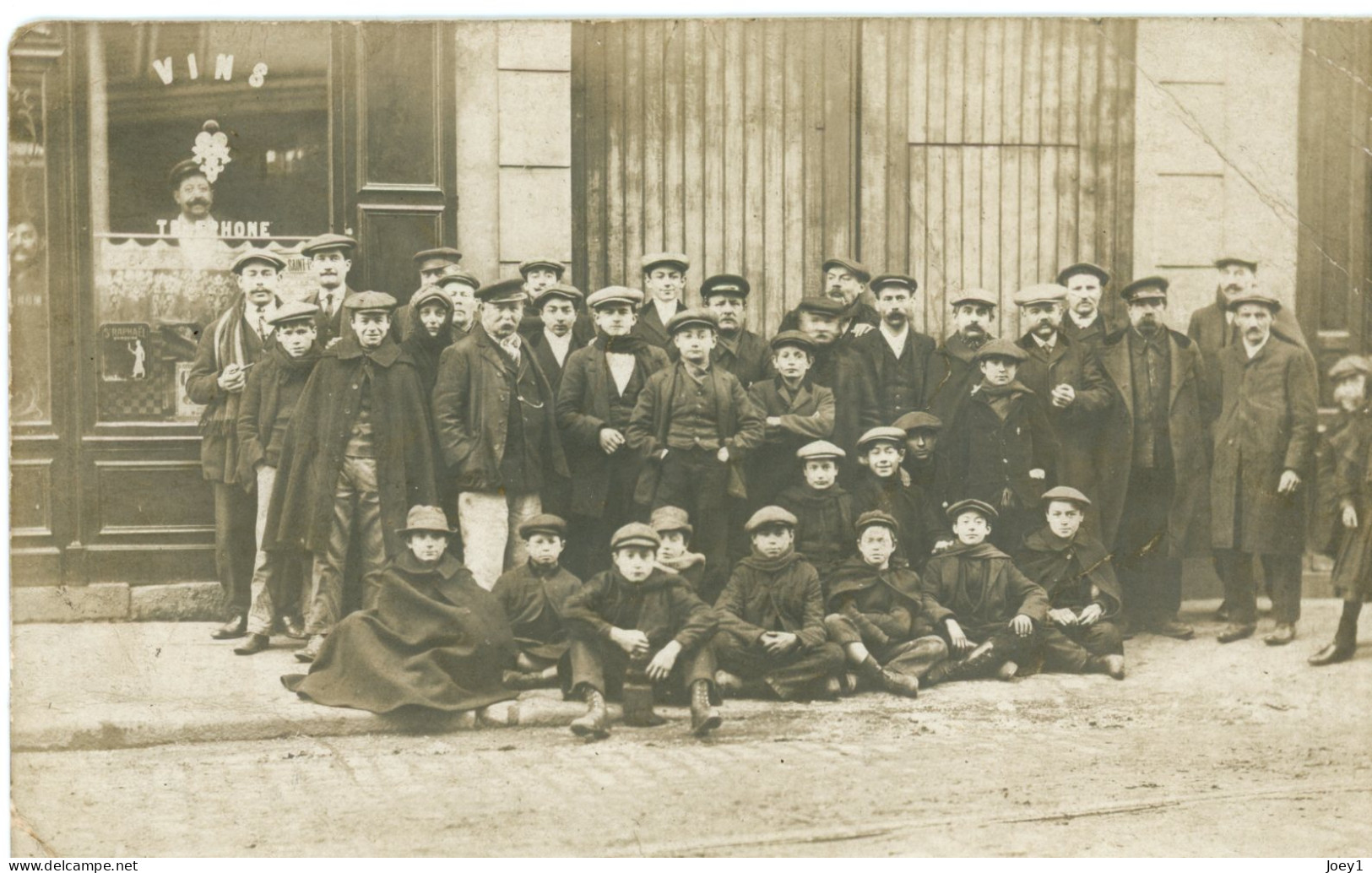 Carte Photo Groupes D'hommes Et Enfants Devant Porte Cochère Et Boutique De Vins... - Personnes Anonymes