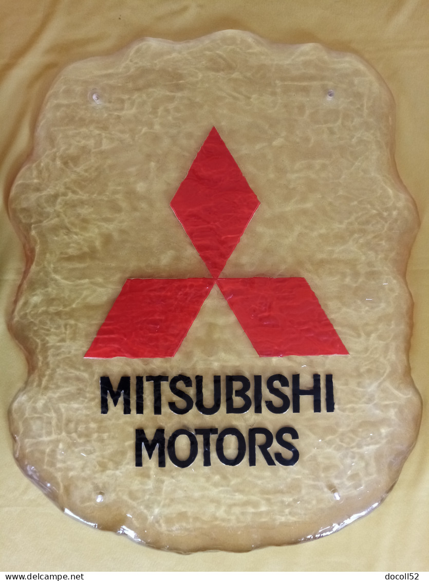 RARE ENSEIGNE MURALE DE CONCESSIONNAIRE MITSUBISHI MOTORS 62CMSX49CMS + 2 GRANDS CALENDRIERS MITSUBISHI RALLYE 1996/1997 - Other & Unclassified