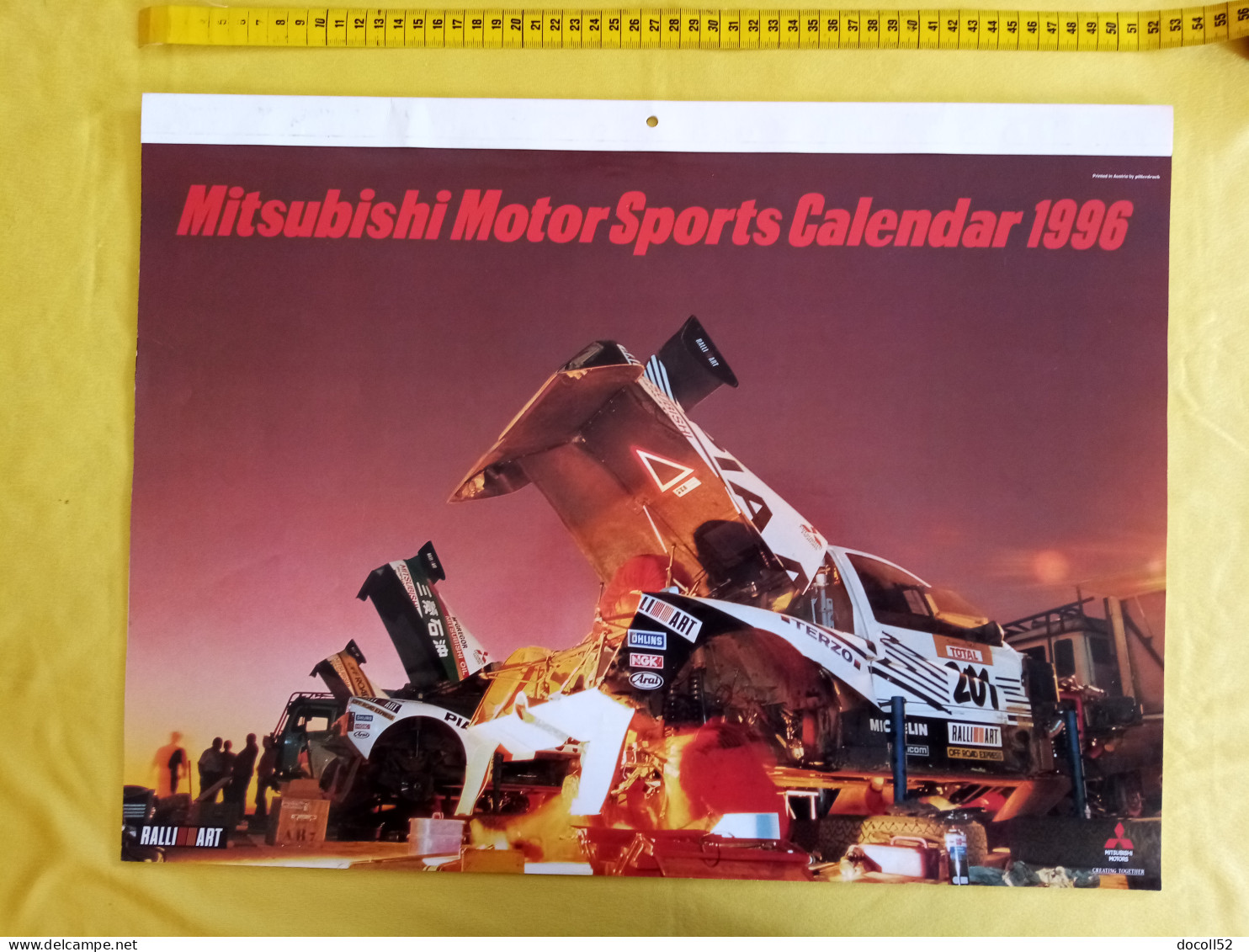 RARE ENSEIGNE MURALE DE CONCESSIONNAIRE MITSUBISHI MOTORS 62CMSX49CMS + 2 GRANDS CALENDRIERS MITSUBISHI RALLYE 1996/1997 - Otros & Sin Clasificación