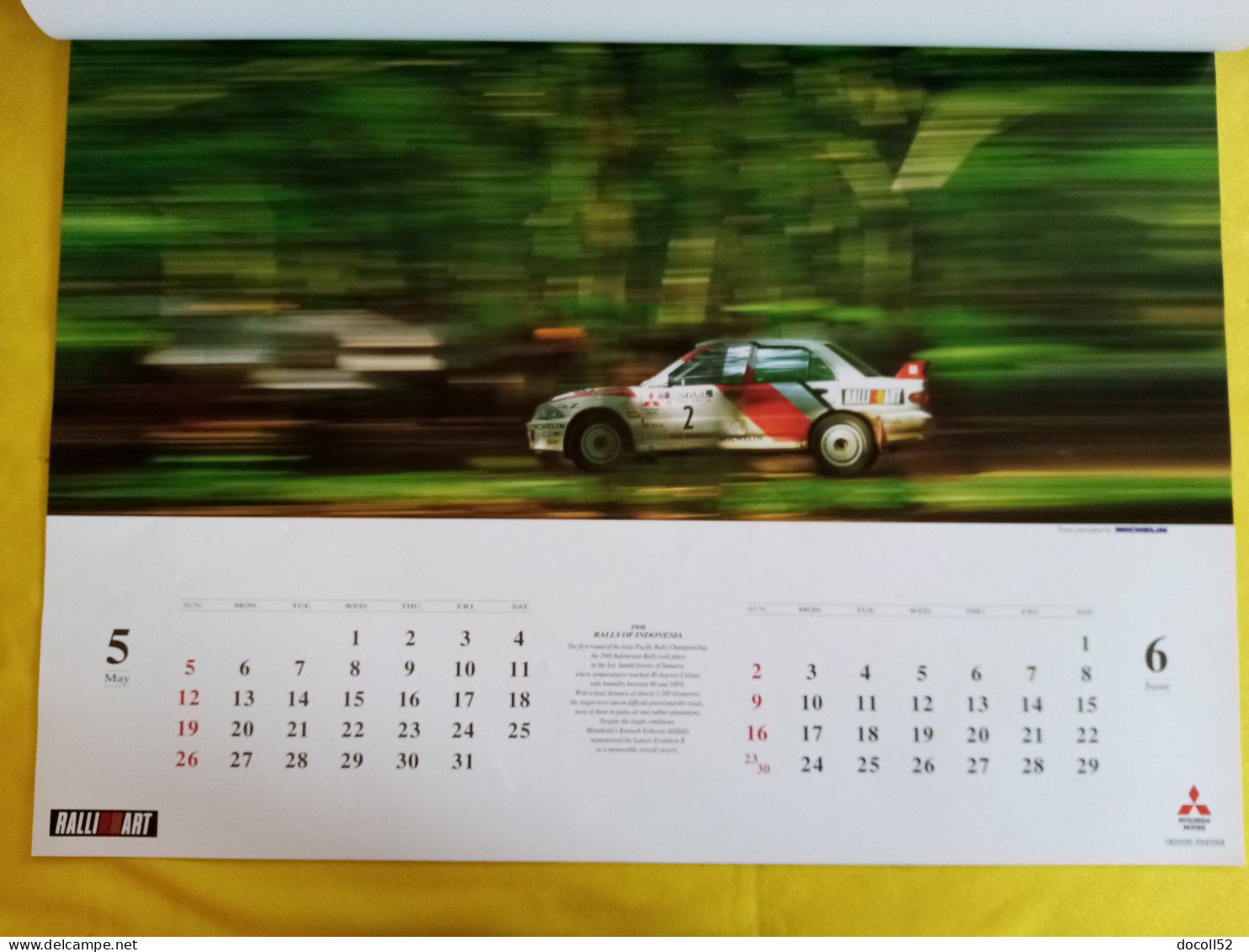 RARE ENSEIGNE MURALE DE CONCESSIONNAIRE MITSUBISHI MOTORS 62CMSX49CMS + 2 GRANDS CALENDRIERS MITSUBISHI RALLYE 1996/1997