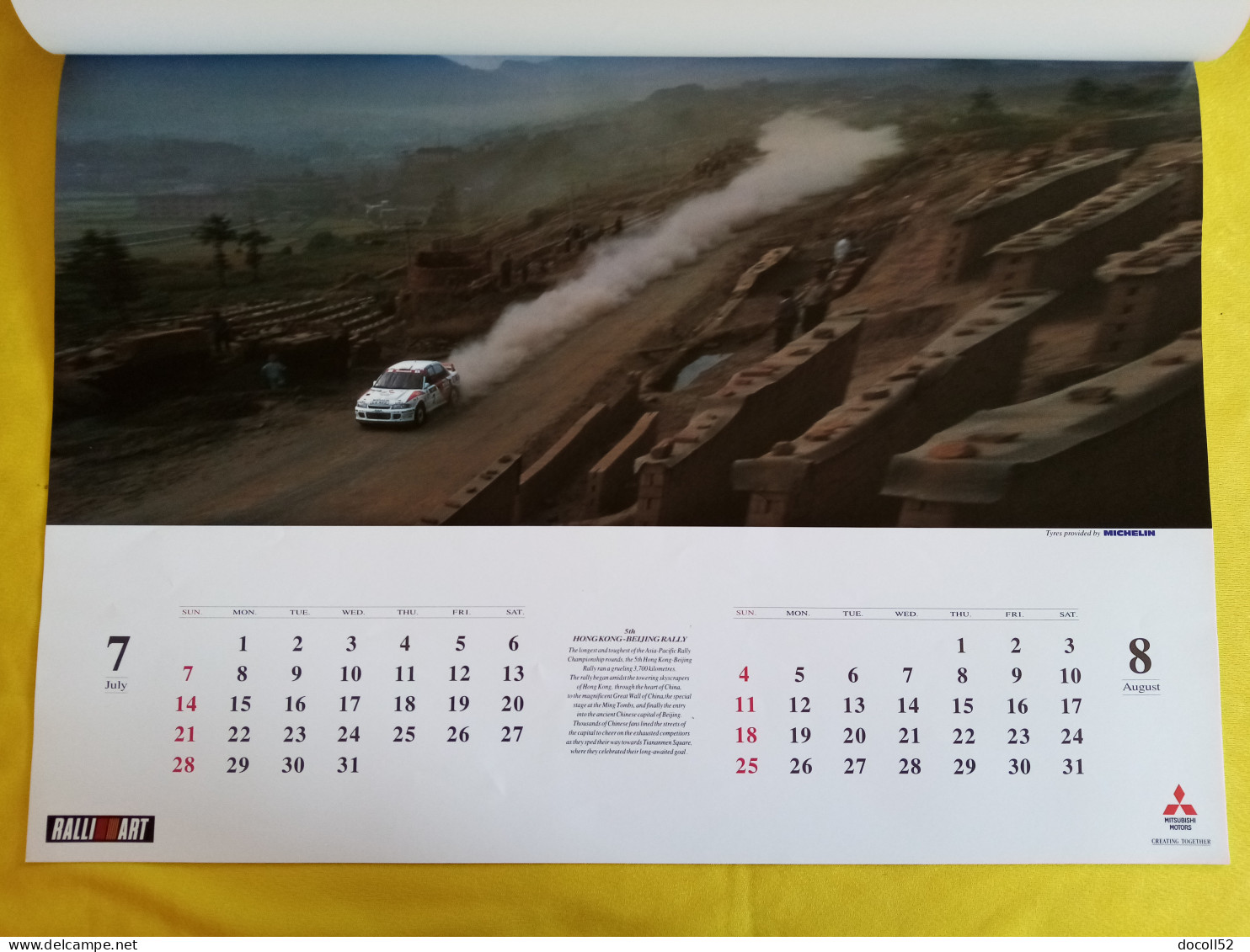 RARE ENSEIGNE MURALE DE CONCESSIONNAIRE MITSUBISHI MOTORS 62CMSX49CMS + 2 GRANDS CALENDRIERS MITSUBISHI RALLYE 1996/1997