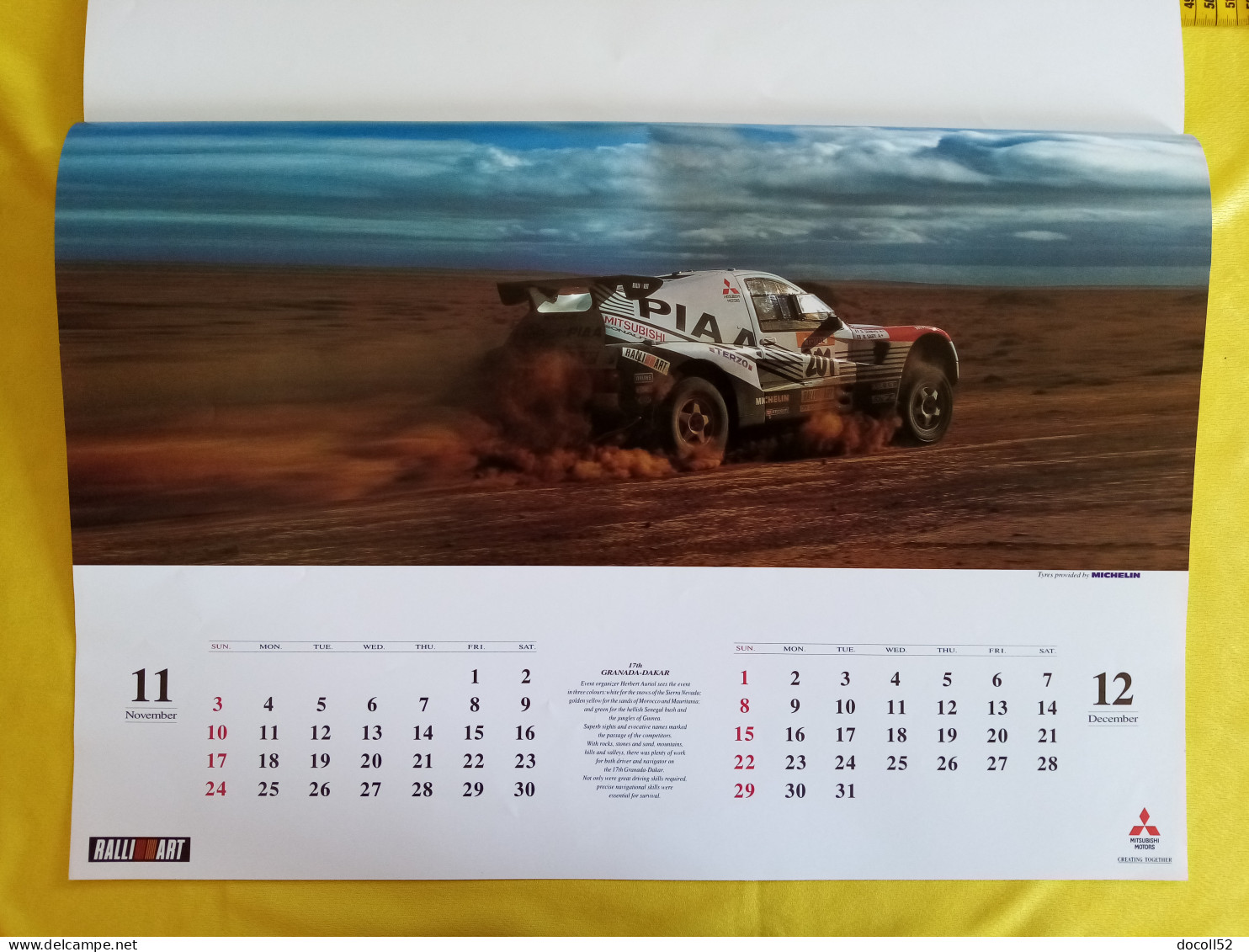 RARE ENSEIGNE MURALE DE CONCESSIONNAIRE MITSUBISHI MOTORS 62CMSX49CMS + 2 GRANDS CALENDRIERS MITSUBISHI RALLYE 1996/1997