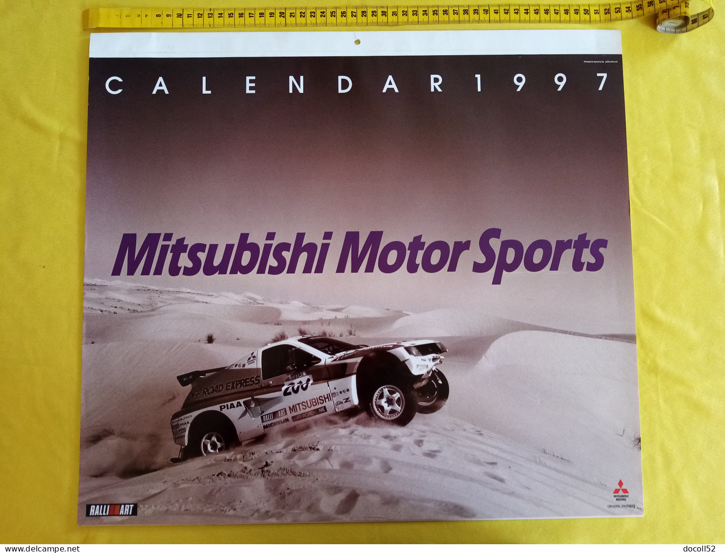 RARE ENSEIGNE MURALE DE CONCESSIONNAIRE MITSUBISHI MOTORS 62CMSX49CMS + 2 GRANDS CALENDRIERS MITSUBISHI RALLYE 1996/1997