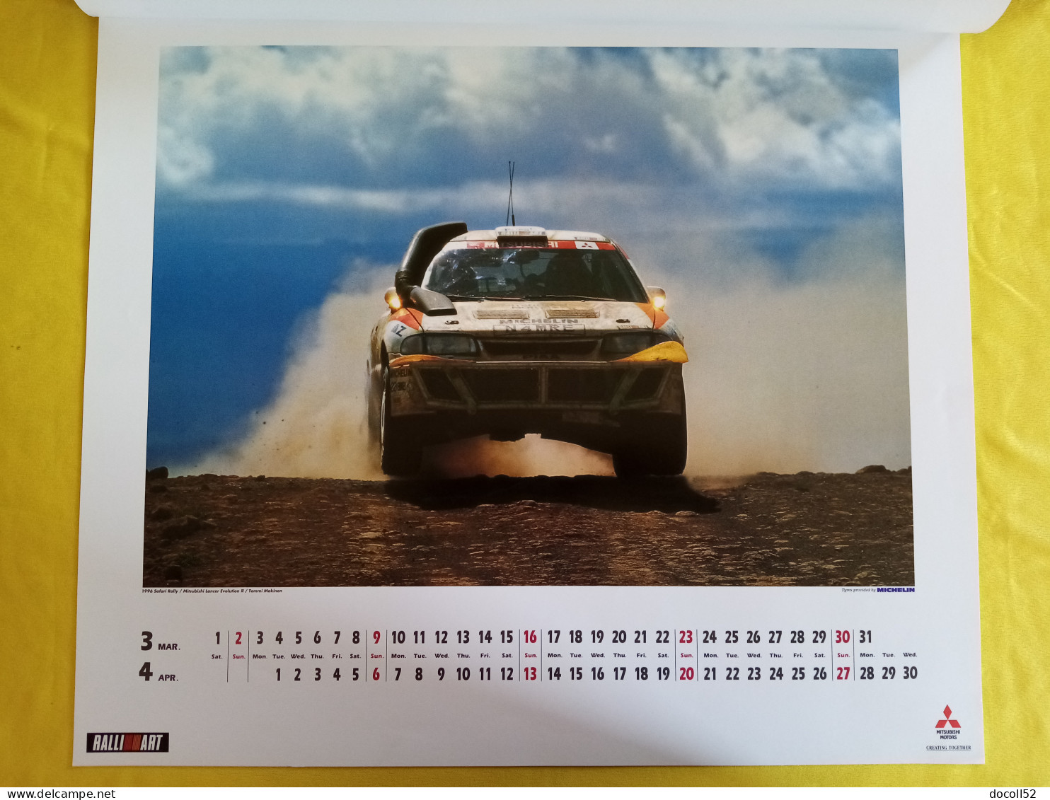 RARE ENSEIGNE MURALE DE CONCESSIONNAIRE MITSUBISHI MOTORS 62CMSX49CMS + 2 GRANDS CALENDRIERS MITSUBISHI RALLYE 1996/1997