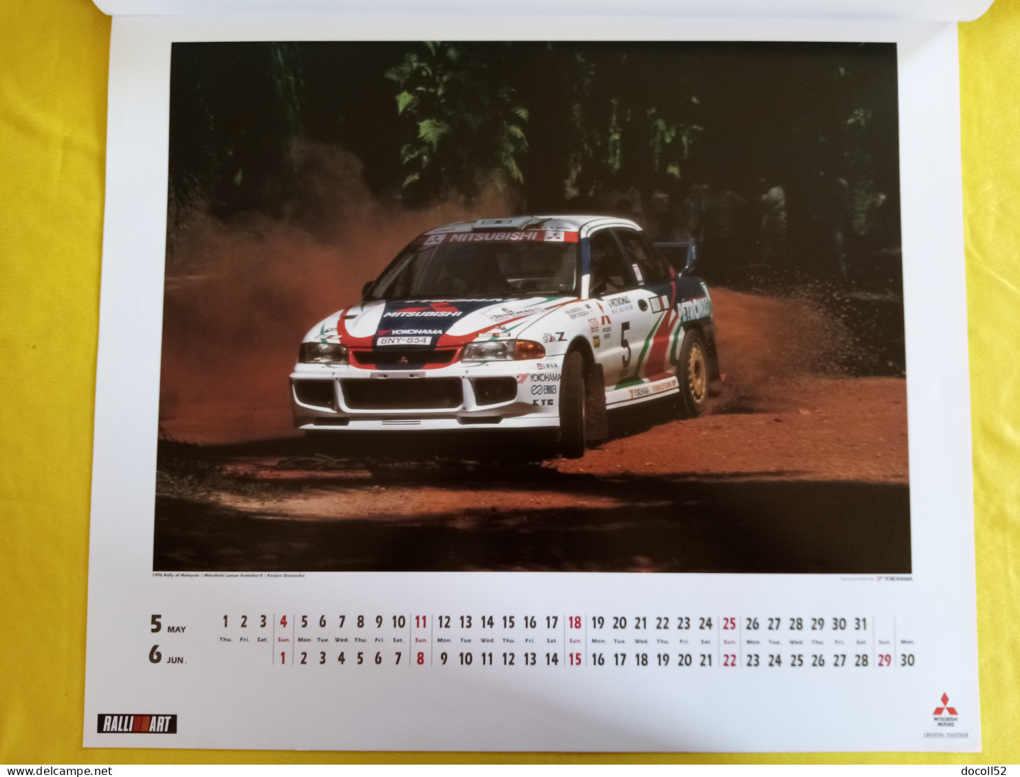 RARE ENSEIGNE MURALE DE CONCESSIONNAIRE MITSUBISHI MOTORS 62CMSX49CMS + 2 GRANDS CALENDRIERS MITSUBISHI RALLYE 1996/1997