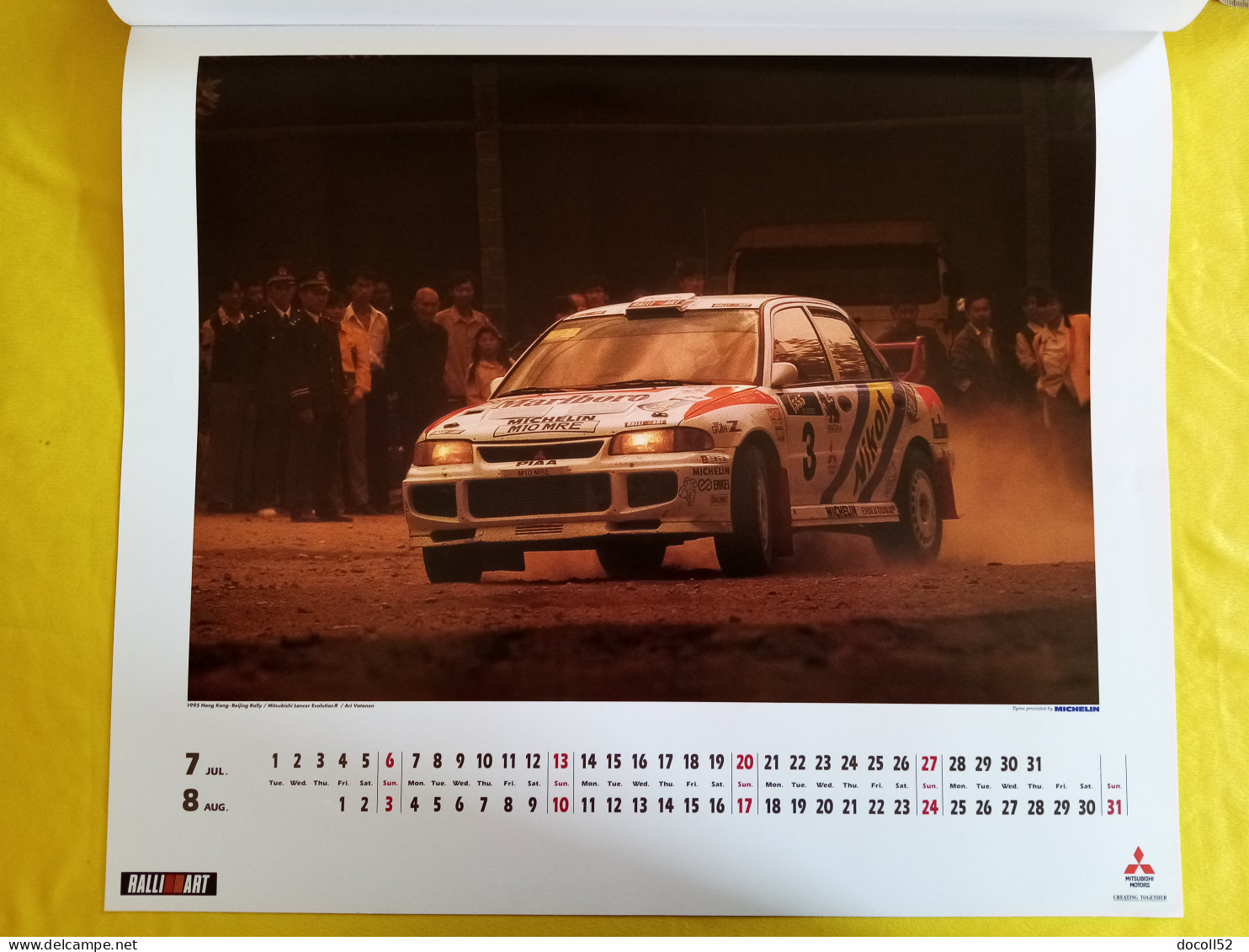 RARE ENSEIGNE MURALE DE CONCESSIONNAIRE MITSUBISHI MOTORS 62CMSX49CMS + 2 GRANDS CALENDRIERS MITSUBISHI RALLYE 1996/1997