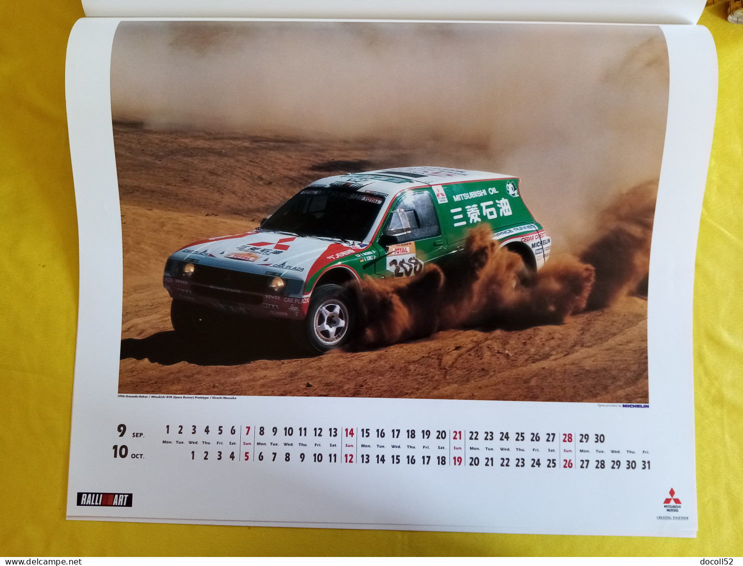 RARE ENSEIGNE MURALE DE CONCESSIONNAIRE MITSUBISHI MOTORS 62CMSX49CMS + 2 GRANDS CALENDRIERS MITSUBISHI RALLYE 1996/1997