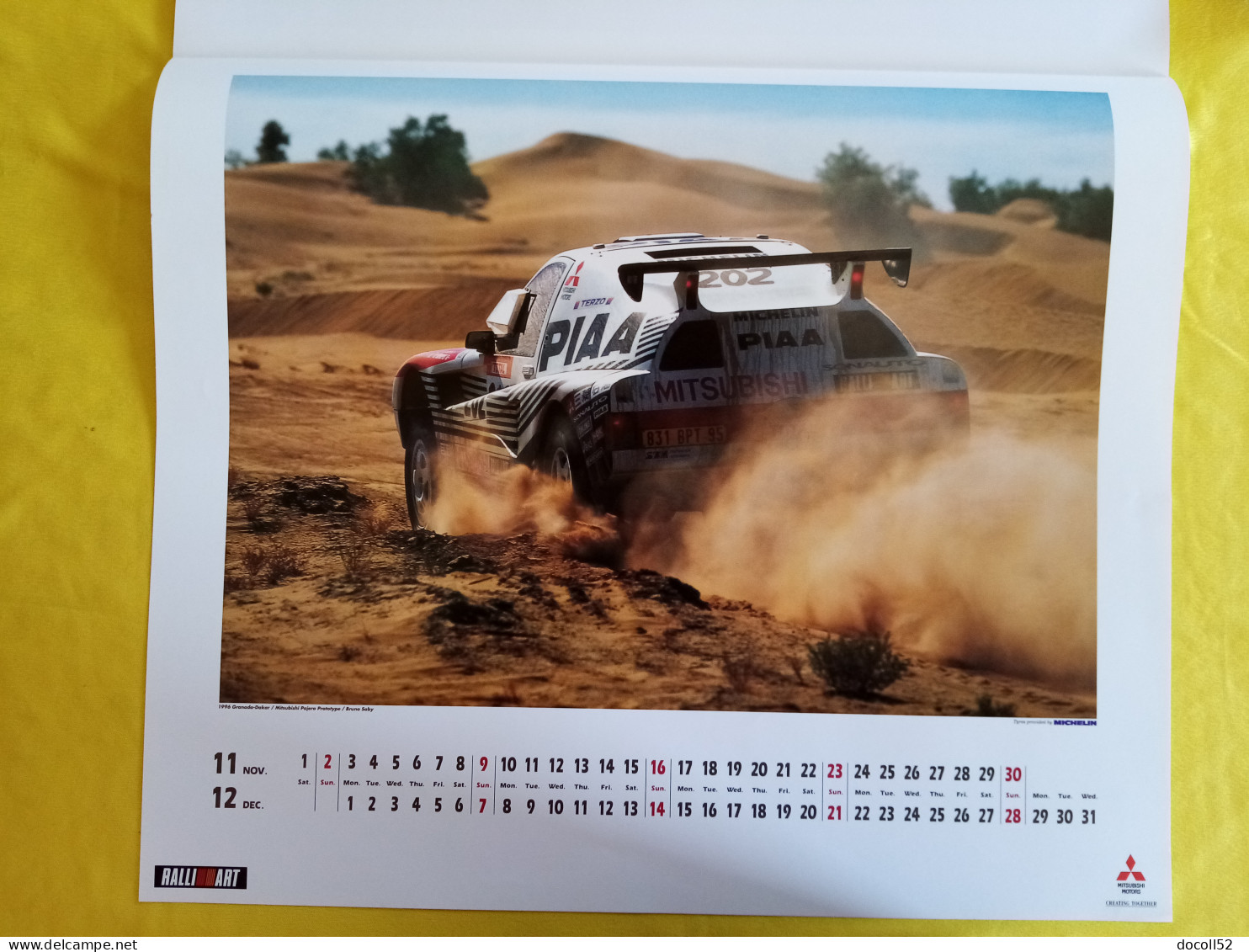 RARE ENSEIGNE MURALE DE CONCESSIONNAIRE MITSUBISHI MOTORS 62CMSX49CMS + 2 GRANDS CALENDRIERS MITSUBISHI RALLYE 1996/1997