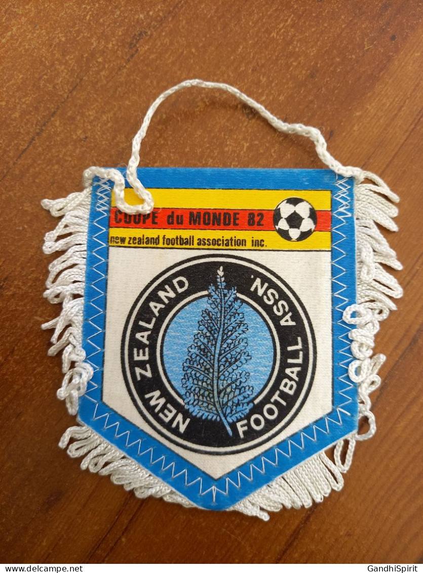 Fanion Football Coupe Du Monde 1982 New Zealand Nouvelle Zélande Association Inc. World Cup - Bekleidung, Souvenirs Und Sonstige