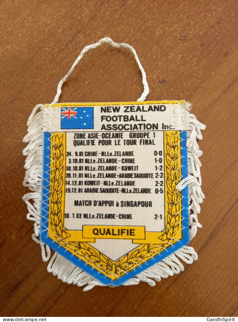 Fanion Football Coupe Du Monde 1982 New Zealand Nouvelle Zélande Association Inc. World Cup - Bekleidung, Souvenirs Und Sonstige