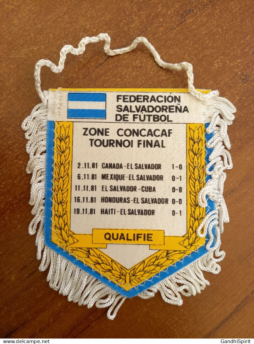 Fanion Football Coupe Du Monde 1982 Federacion Salvadorena De Futbol World Cup El Salvador - Uniformes Recordatorios & Misc