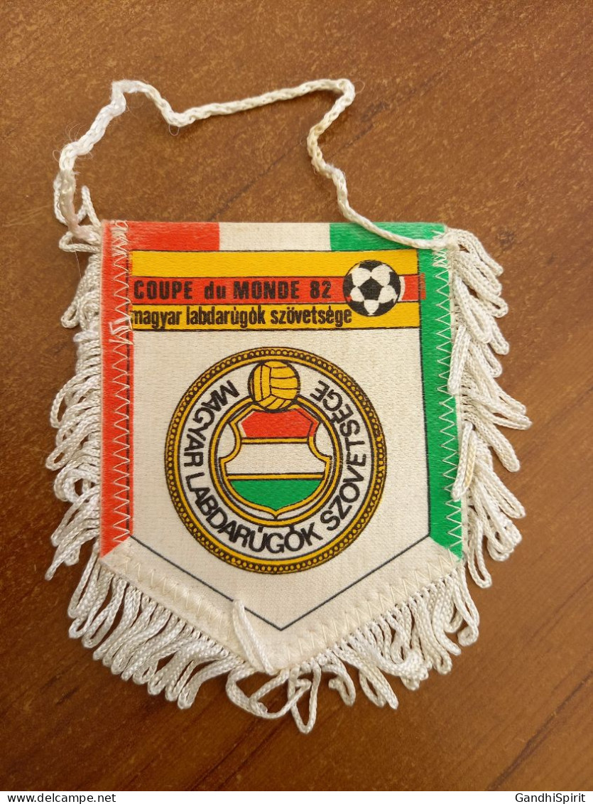 Fanion Football Coupe Du Monde 1982 Magyar Labdarugok Szovetsège World Cup Hongrie - Uniformes Recordatorios & Misc