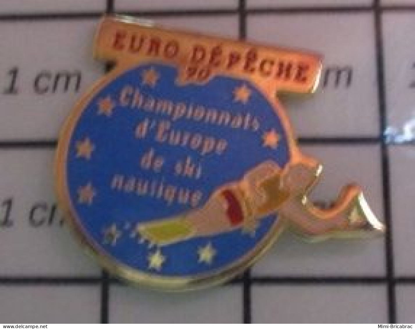 812e Pin's Pins / Beau Et Rare / SPORTS / SKI NAUTIQUE CHAMPIONNAT D'EUROPE EURO DEPECHE - Ski Náutico