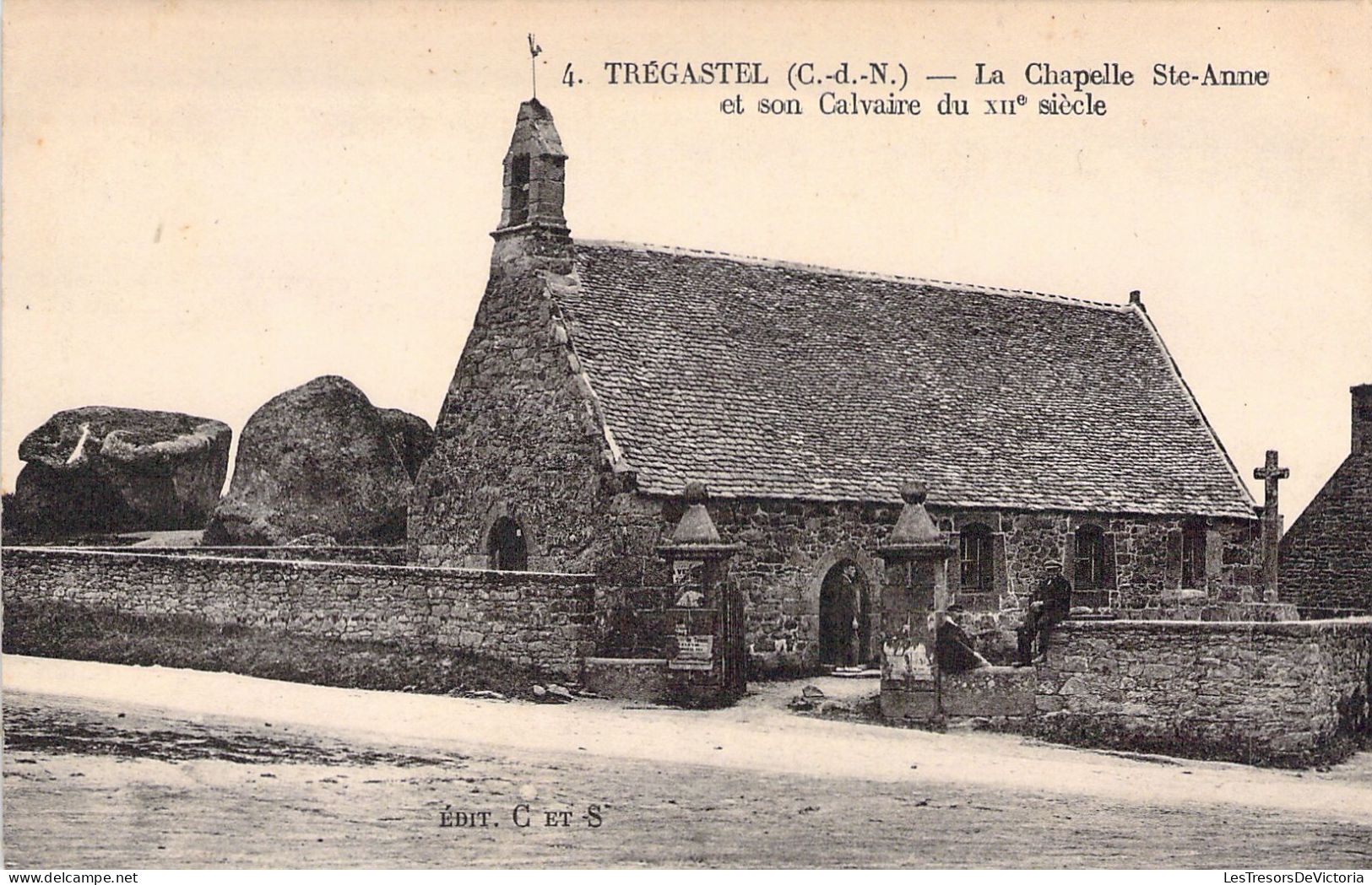 FRANCE - 22 - TREGASTEL - La Chapelle Sainte Anne Et Son Calvaire Du XIIè Siècle - Carte Postale Ancienne - Trégastel