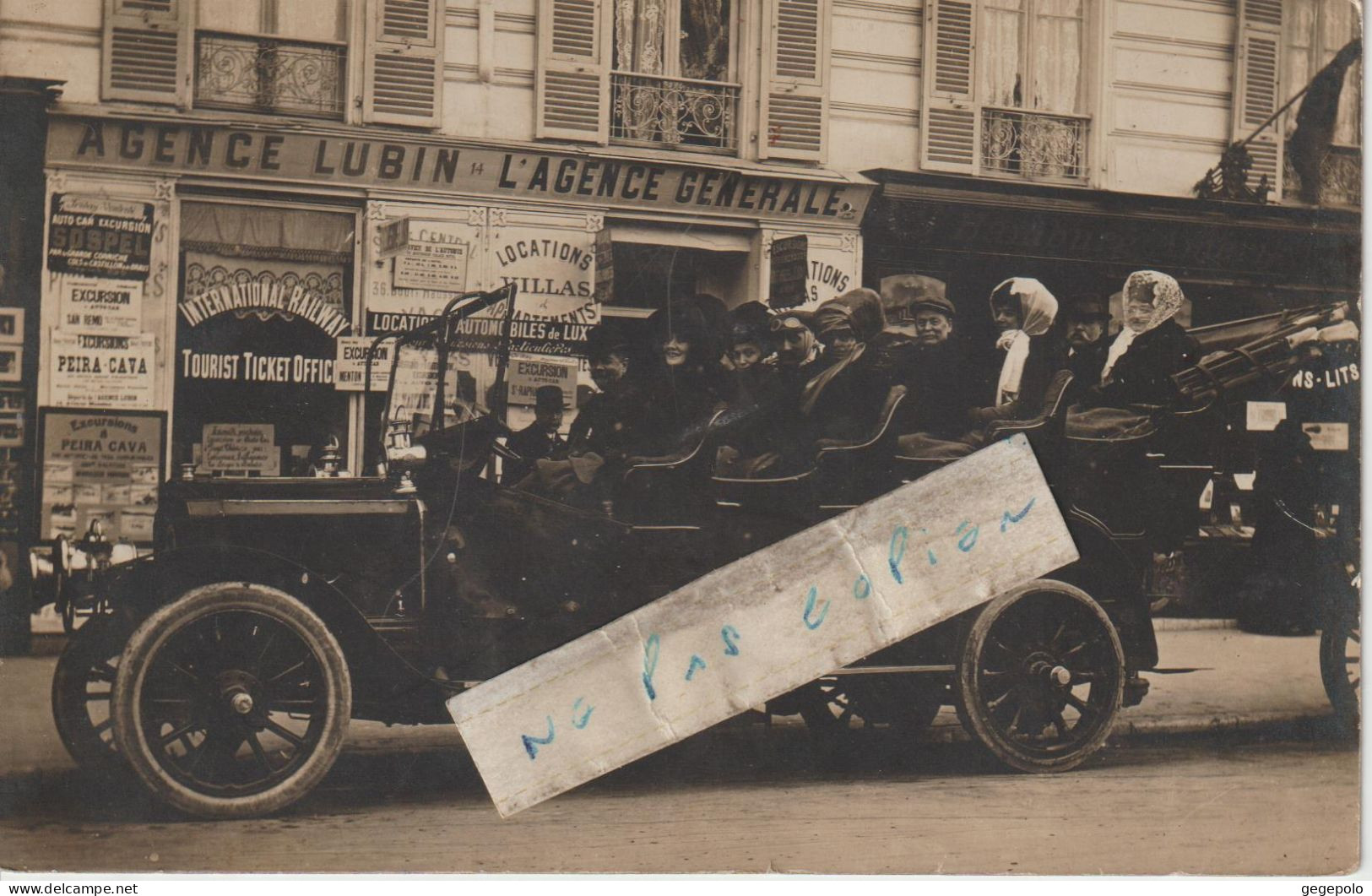 NICE - Un Véhicule De Tourisme Devant L' Agence LUBIN Située 14  Avenue Masséna ( Carte Photo ) 2/2 - Straßenverkehr - Auto, Bus, Tram