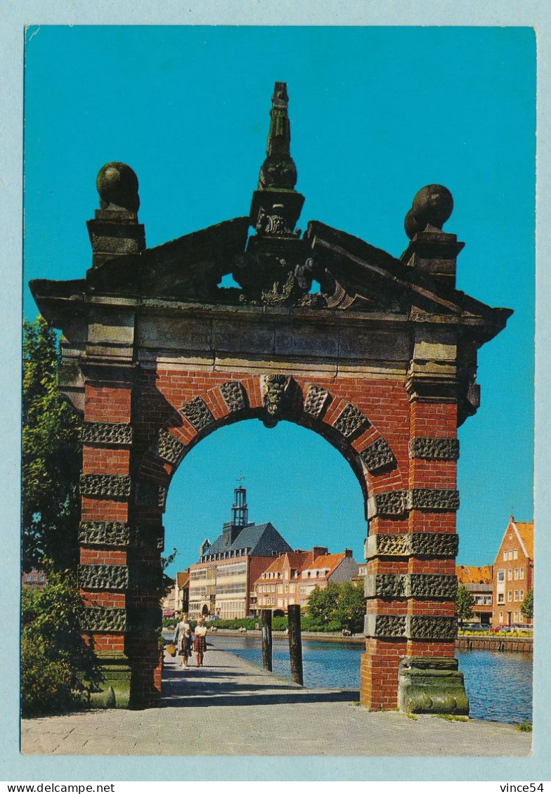 EMDEN - Stadttor Und Rathaus - Emden