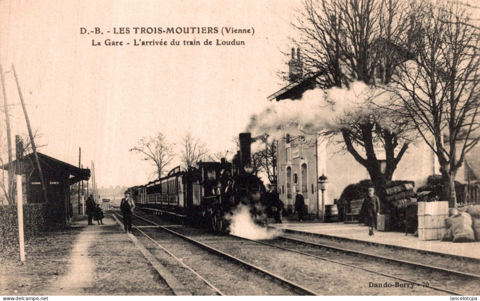 86 - LES TROIS MOUTIERS / LA GARE - L'ARRIVEE DU TRAIN DE LOUDUN - Les Trois Moutiers