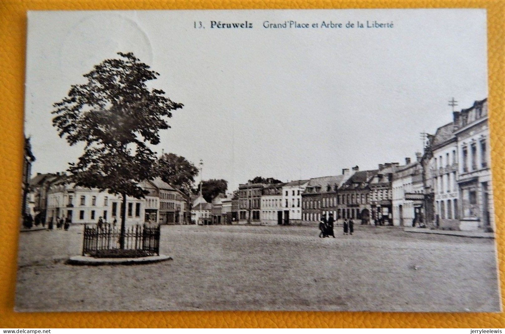 PERUWELZ -   Grand Place Et Arbre De La Liberté - Péruwelz