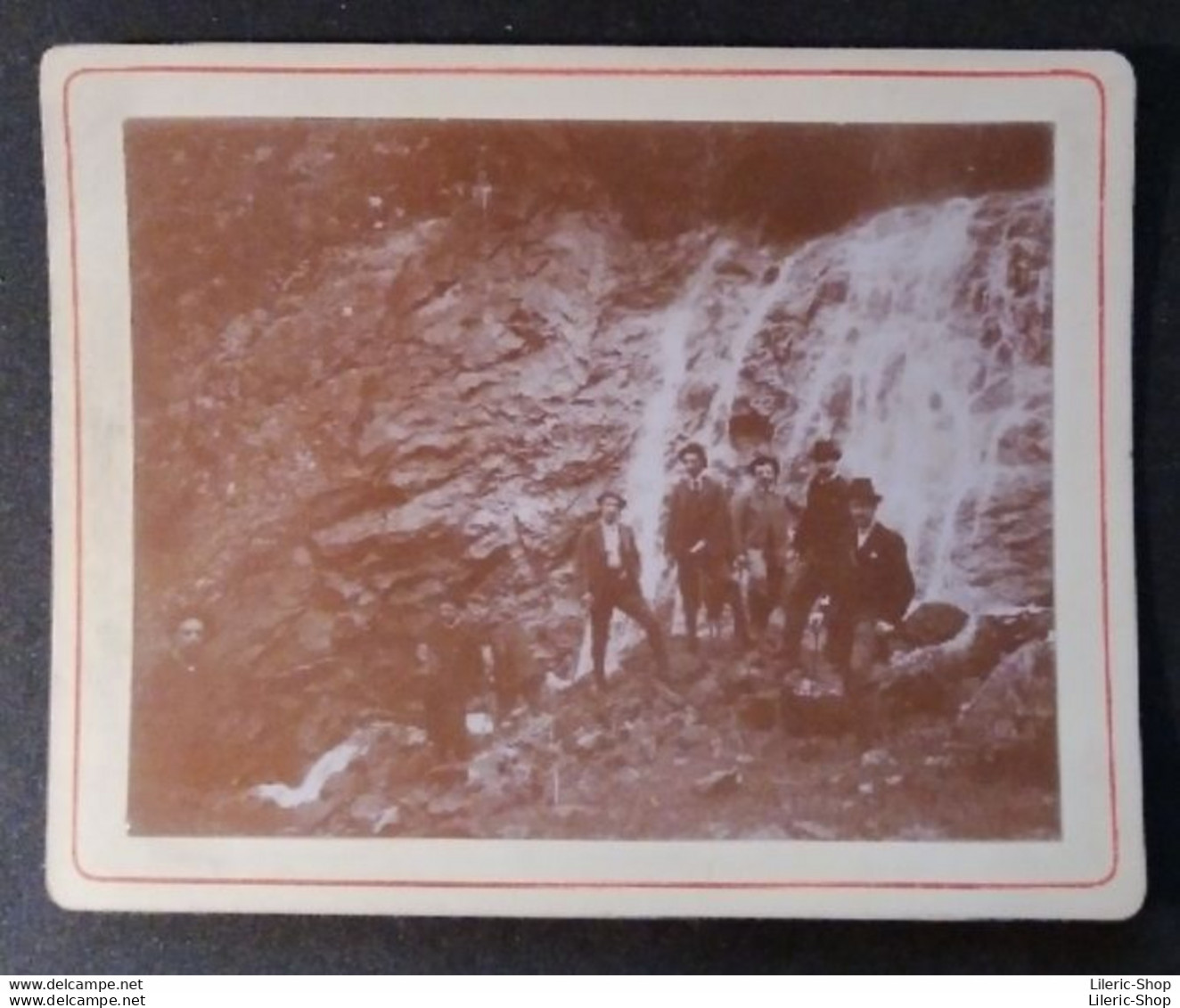 2 PHOTOS AVRIL1900 ▬►8 AMIS IDENTIFIÉS A LA CASCADE DU SAUT DU GIER AU MONT- PILAT A LA VALLA EN GIER  125X95 Mm - Mont Pilat