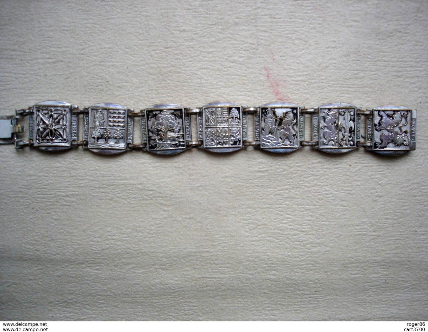 Ancien Bracelet BASQUE En Métal Argenté Représentant Les Différents Blasons Des Différentes Provinces Basques - Armbänder