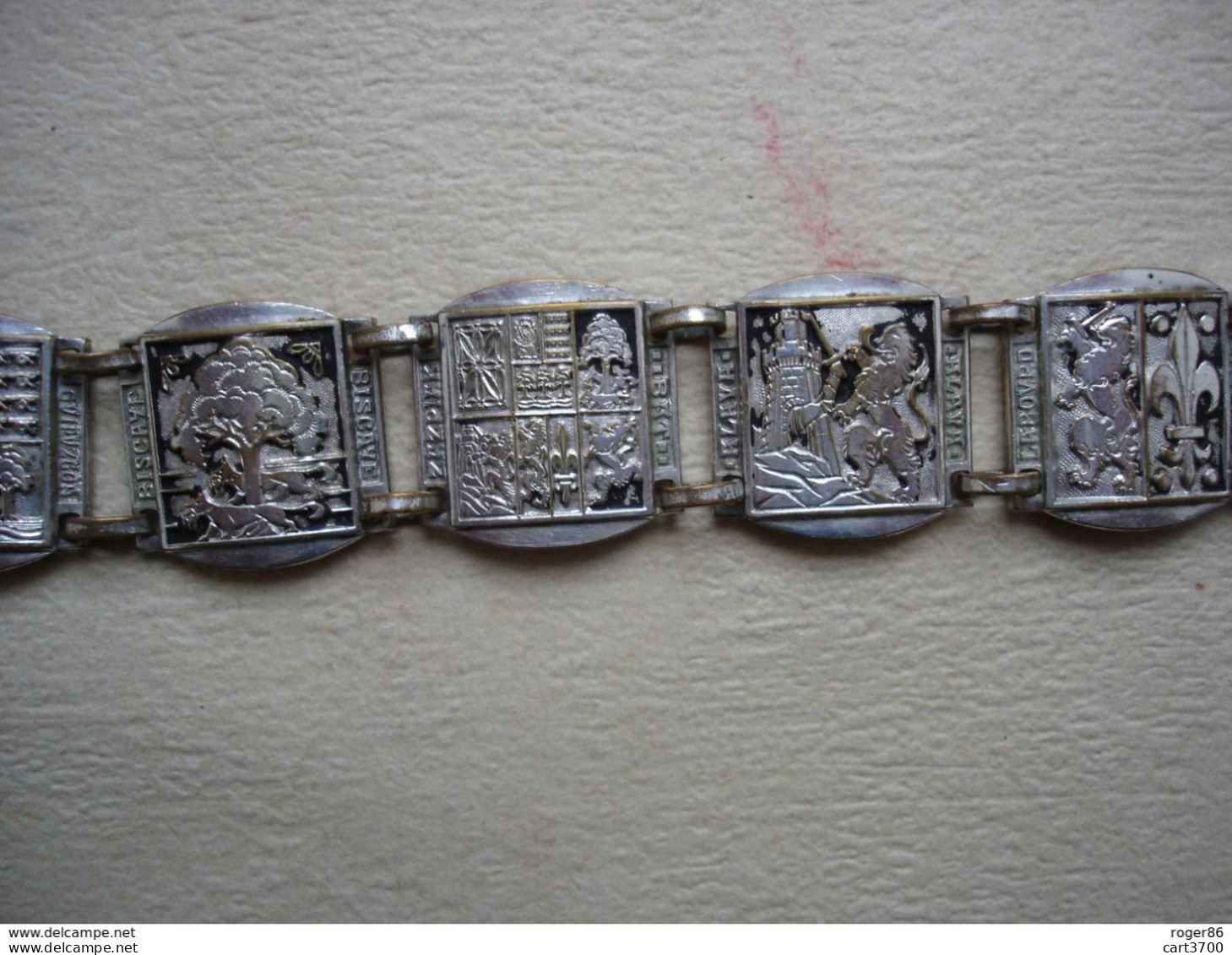 Ancien Bracelet BASQUE En Métal Argenté Représentant Les Différents Blasons Des Différentes Provinces Basques - Armbänder