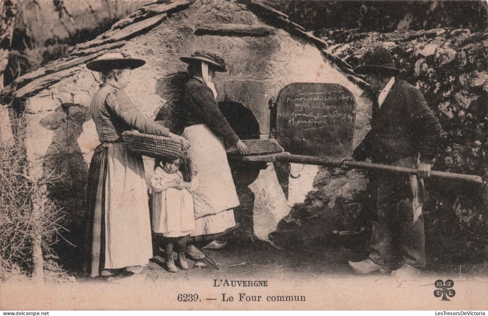 Folklore - L'auvergne - Le Four Commun - Carte Postale Ancienne - - People