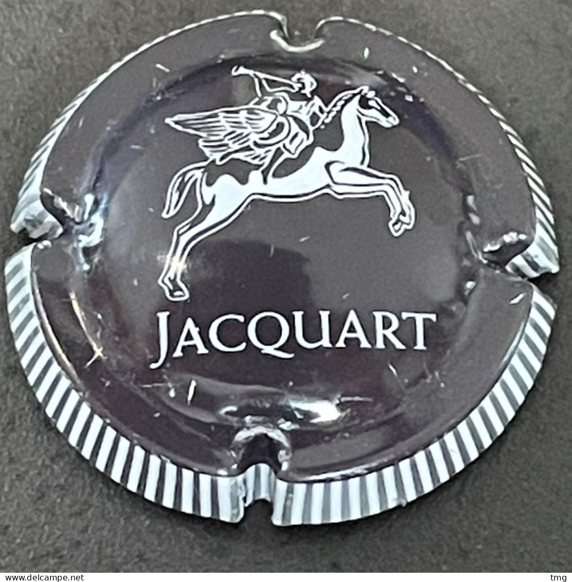 90 - 19 - Jacquart, Cheval Blanc, Contour Métal, Striée, Patte Arrière A Droite Du J Capsule De Champagne - Jacquart