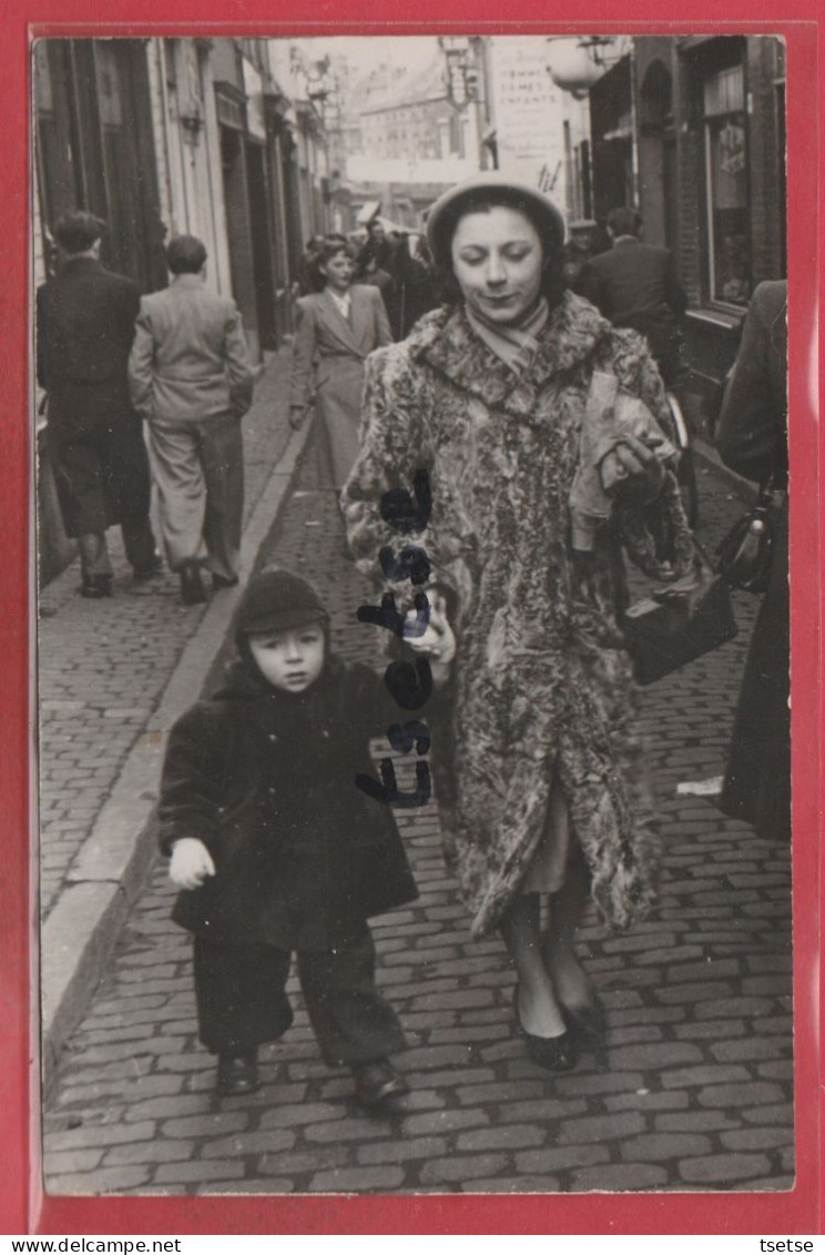 Mouscron - Foire Du Printemps 1951 ... Dame Dans La Petite Rue - Carte Photo ( Voir Verso ) - Mouscron - Moeskroen