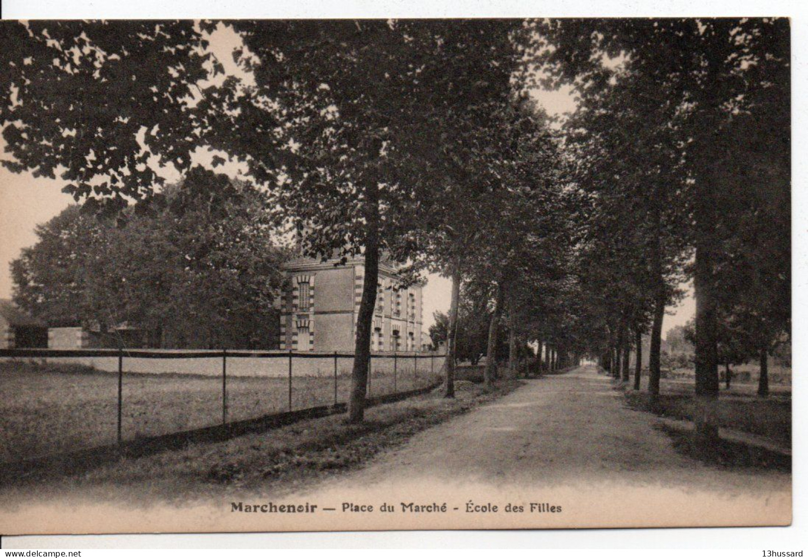 Carte Postale Ancienne Marchenoir - Place Du Marché. Ecole Des Filles - Marchenoir