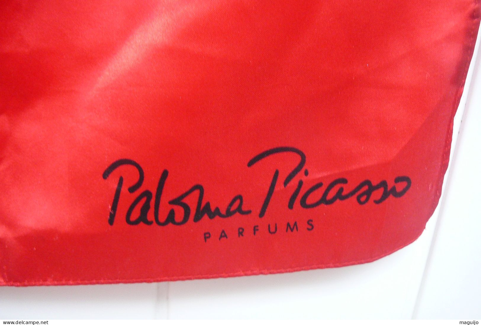 PALOMA PICASSO  PARFUMS  " FOULARD " OCCASION ,SIGLE  //ENVIRON 74 CM X 76 CM LIRE ET VOIR !! - Non Classés