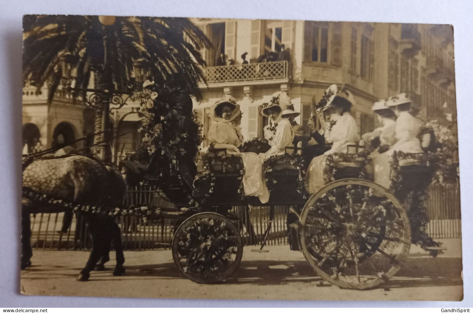 Nice - Char Fleuri Pendant La Fête De La Bataille Des Fleurs - Jeunes Femmes Aux Chapeaux - Cheval Attelé - Carte Photo - Marchés, Fêtes