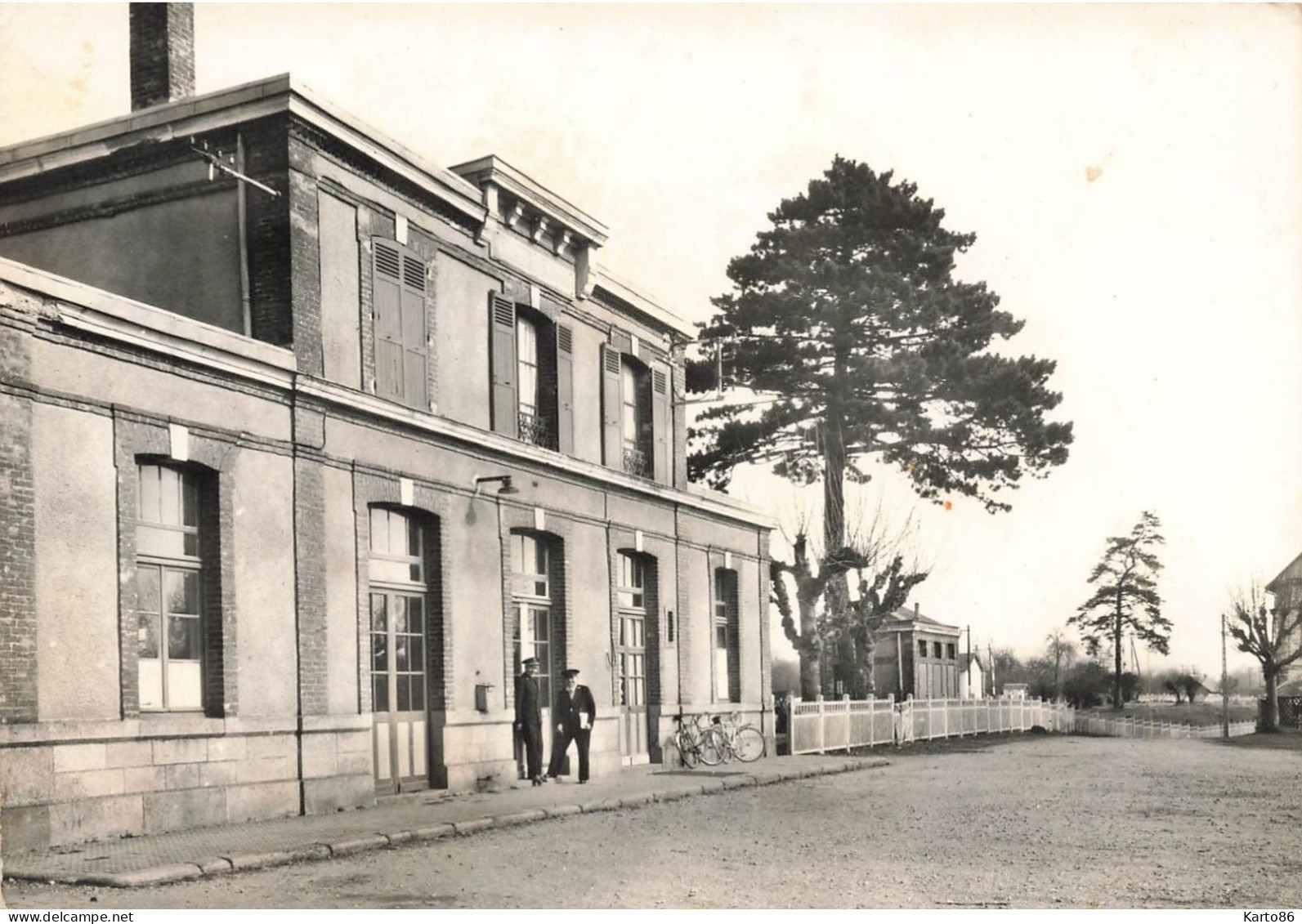 Le Merlerault * Parvis , Place De La Gare  * Ligne Chemin De Fer - Le Merlerault