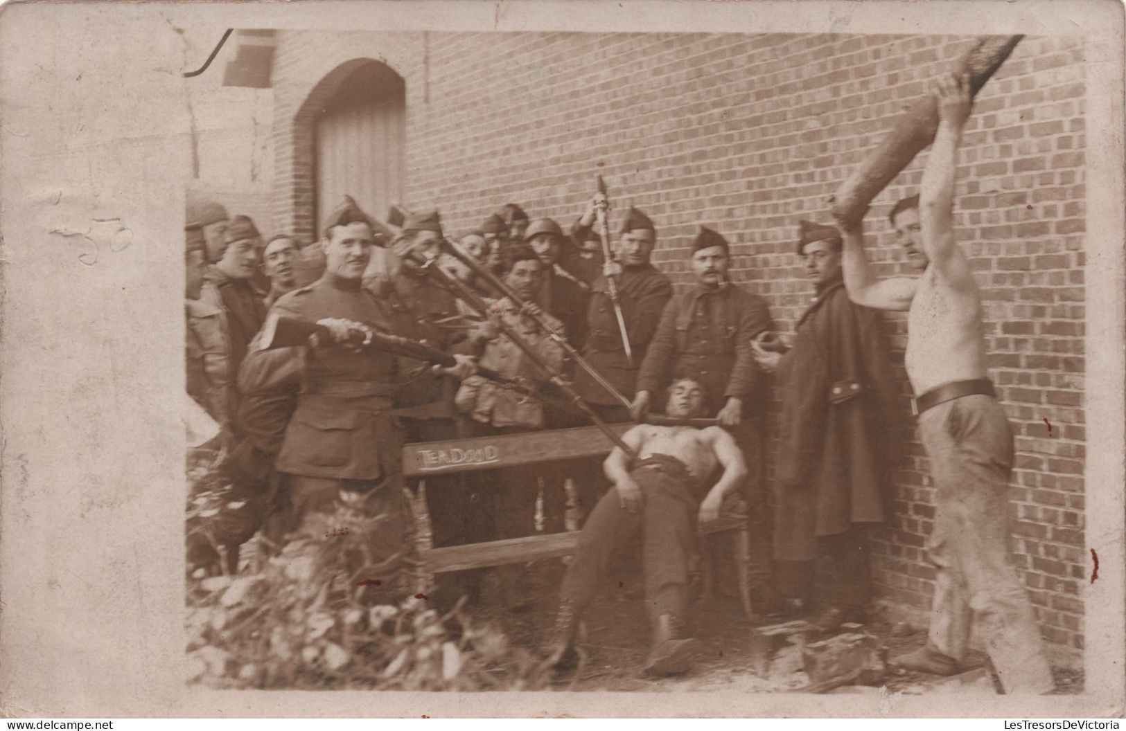 CARTE PHOTO - Militaires Au Camp - Humour - Armes - Photographie -  Carte Postale Ancienne - - Photographie