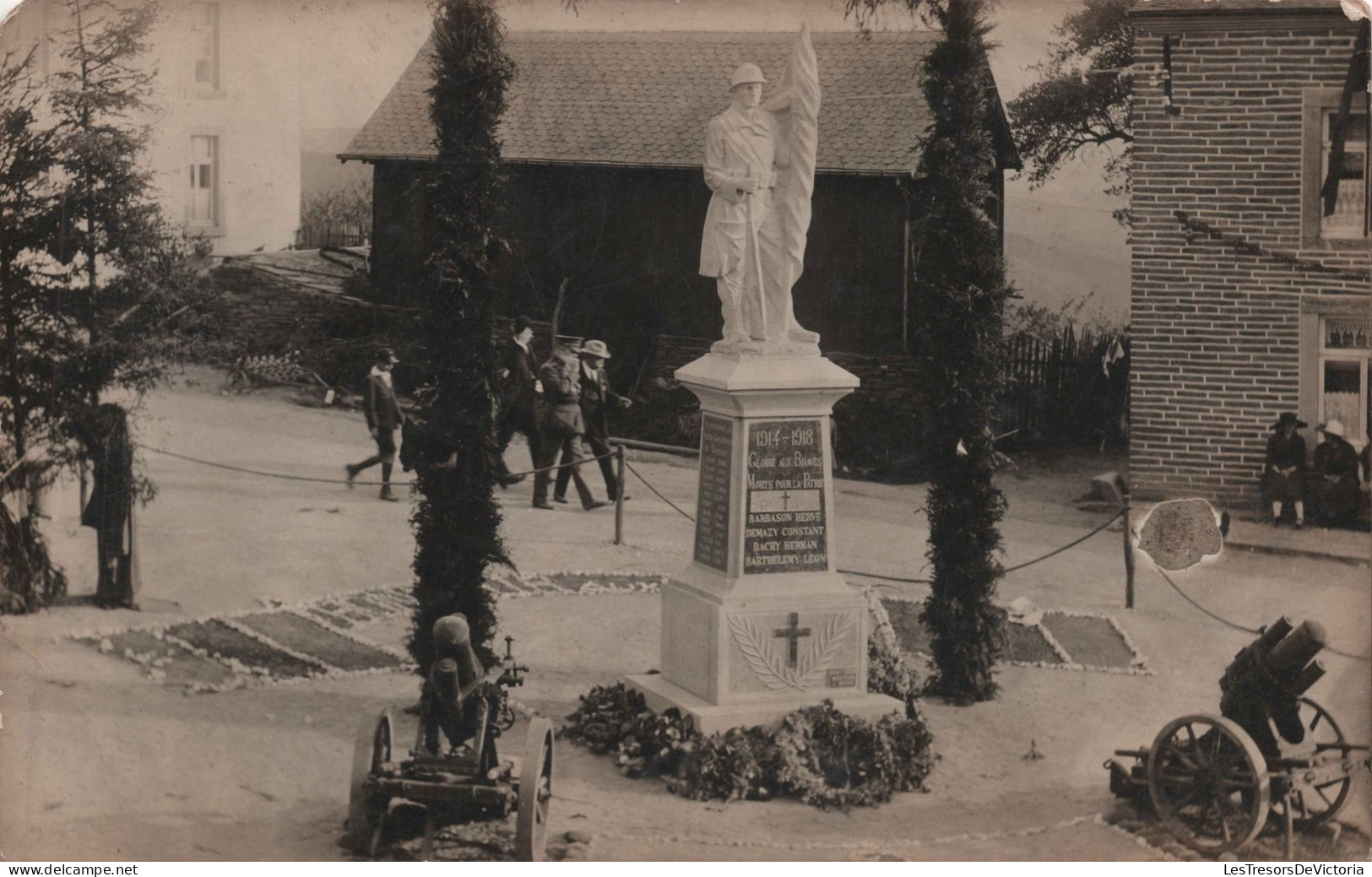 CARTE PHOTO - Rochehaut - Belgique - Place Du Monument Aux Morts - Photographie -  Carte Postale Ancienne - - Photographie