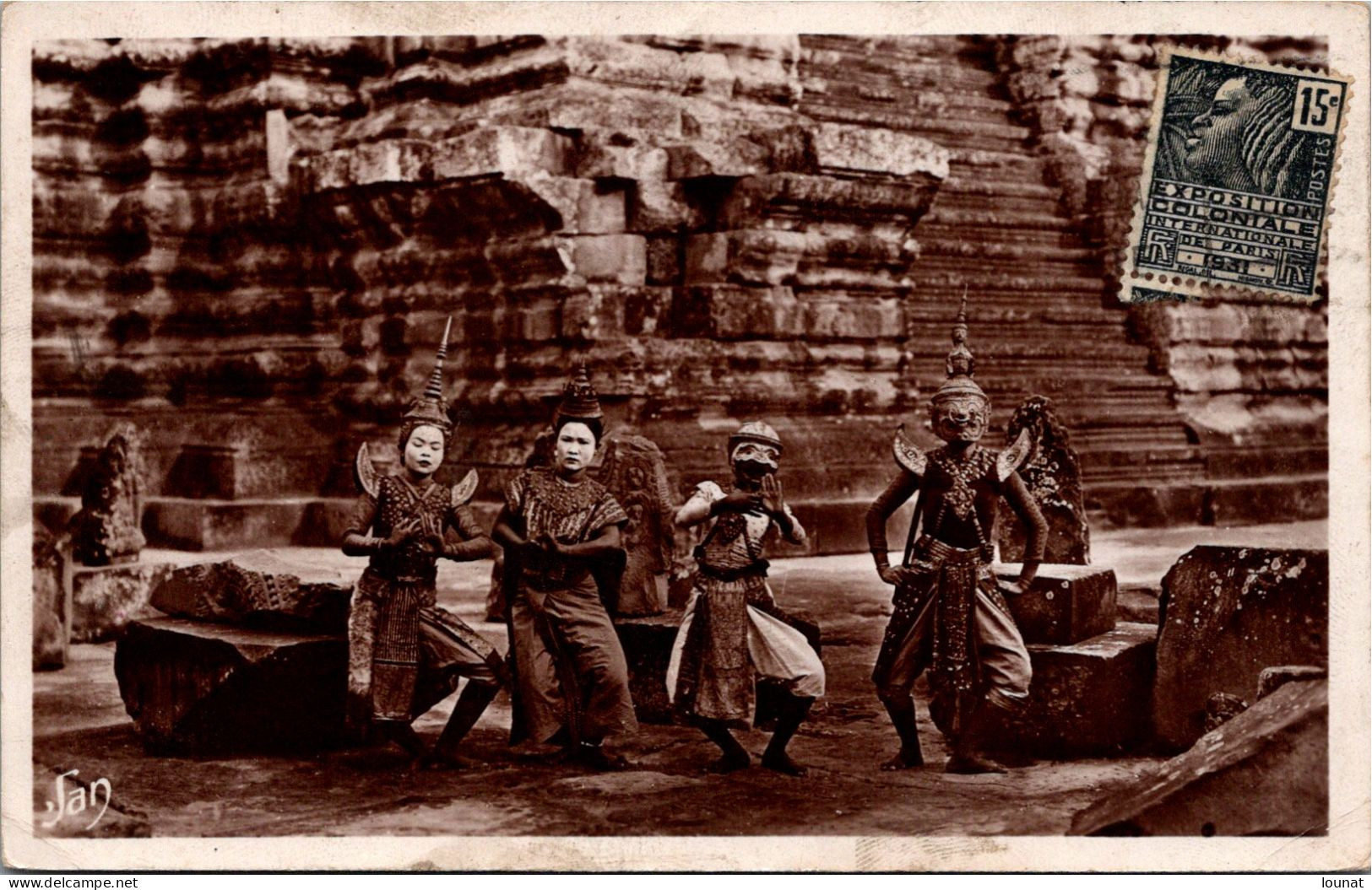 Asie - CAMBODGE - Angkor Vath - Danseuses Royales Au Pied D'un Escalier Timbre Exposition Coloniale - Cambodge