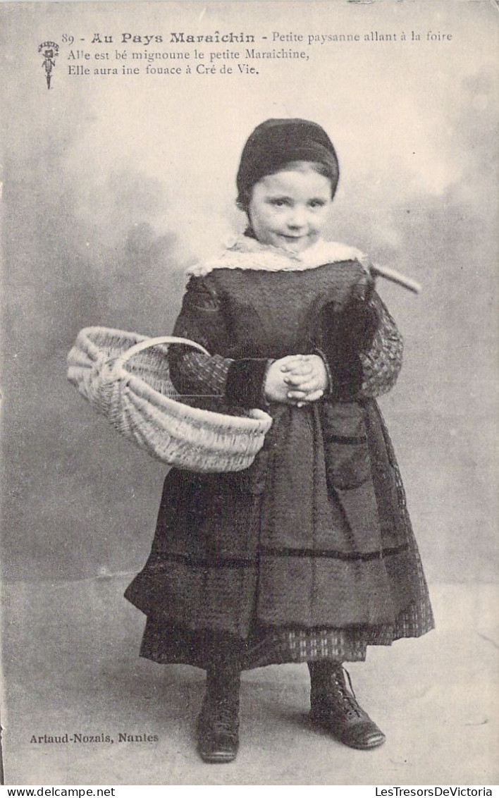 FOLKLORE - Costume - Au Pays Maraîchin - Petite Paysanne Allant à La Foire - Carte Postale Ancienne - Costumes