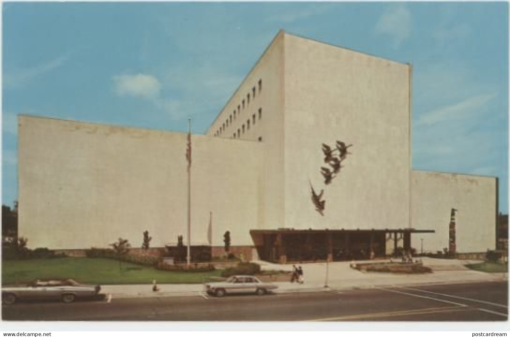 Milwaukee WI Museum Building 1966 Postcard - Milwaukee