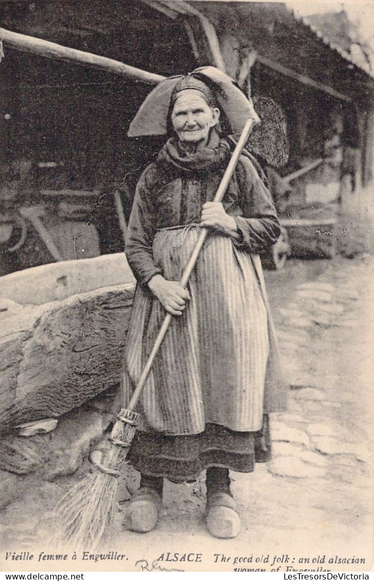 FOLKLORE - Costume - Vieille Femme à Engwiller - Alsace - Carte Postale Ancienne - Costumes