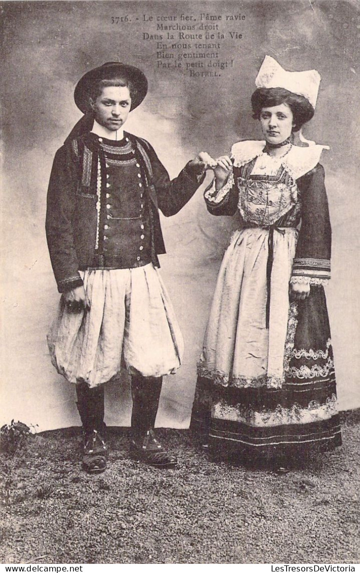 FOLKLORE - Costume - Couple -  Carte Postale Ancienne - Vestuarios