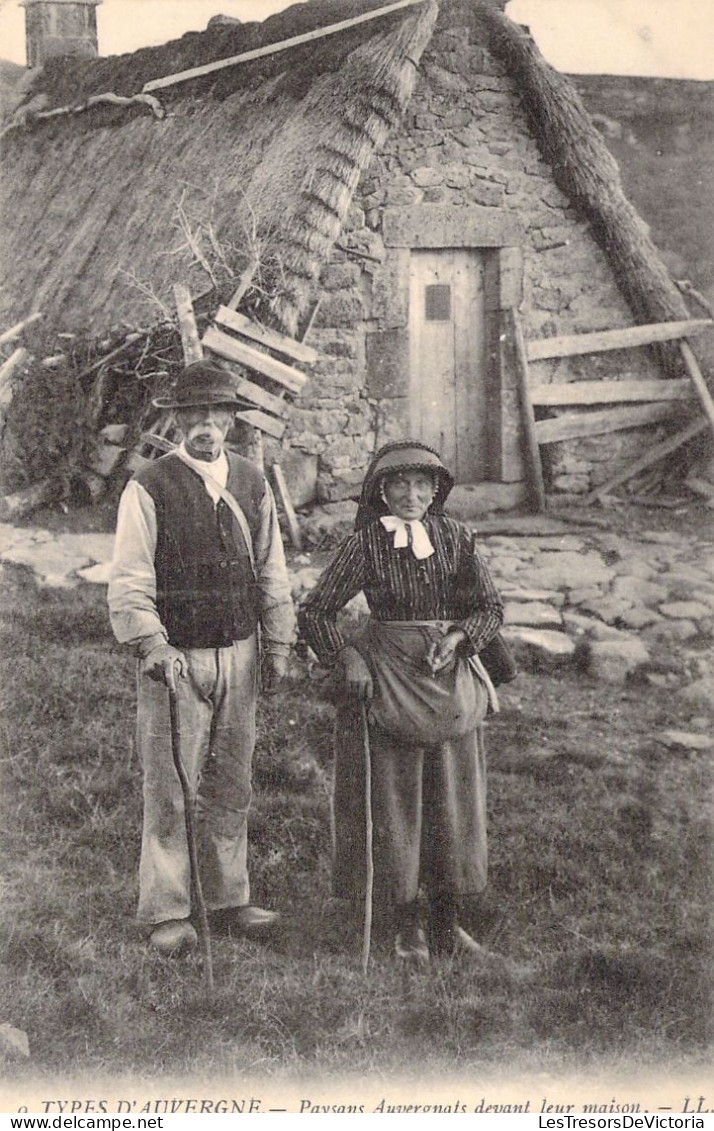 FOLKLORE - Costume - Type D'Auvergne - Paysans Auvergnats Devant Leur Maison -  Carte Postale Ancienne - Vestuarios